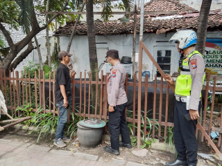 Pemantauan Budidaya Ikan Lele oleh Personil Polsek Semampir dalam Upaya Menjaga Stabilitas Kamtibmas