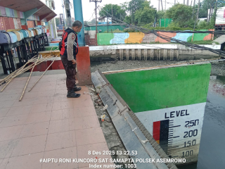 Polsek Asemrowo Tingkatkan Patroli Cegah Banjir, Pantau Debit Air di Rumah Pintu Air Balong II