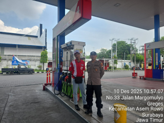 Patroli Polsek Asemrowo Pantau Stok BBM di SPBU Margomulyo, Situasi Aman dan Kondusif