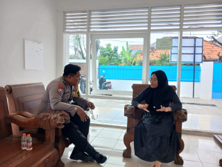 Patroli Harkamtibmas Bhabinkamtibmas Tanjung Perak Berikan Himbauan Keamanan di Dapur MBG