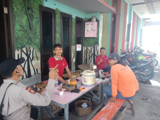 Patroli Pemantauan Pintu Air Balong II Tambak Langon oleh Polsek Asemrowo