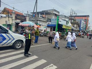 Patroli Harkamtibmas Polsek Semampir di Wisata Religi Sunan Ampel Antisipasi Gangguan Kamtibmas