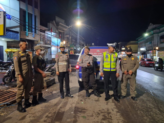 Patroli Dialogis Polsek Pabean Cantikan Bersama Satpol PP Antisipasi Gangguan Kamtibmas di Jalan KH Mas Mansyur