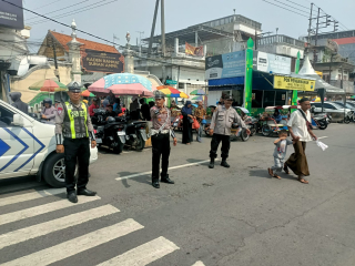 Patroli Kamtibmas Polsek Semampir Antisipasi Kerawanan di Kawasan Wisata Religi Sunan Ampel