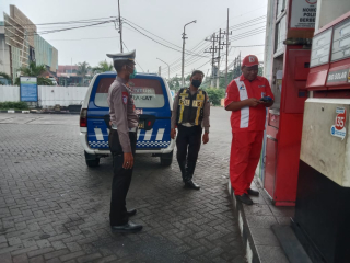 Patroli Polsek Asemrowo Sampaikan Pesan Kamtibmas di SPBU Jalan Tambak Langon