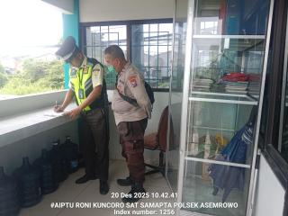 Patroli Harkamtibmas Polsek Asemrowo Dialogis dengan Petugas Keamanan PLN Tambak Langon