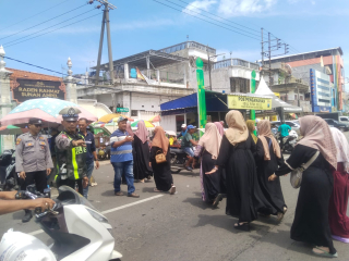 Patroli Kamtibmas Polsek Semampir di Kawasan Wisata Religi Sunan Ampel