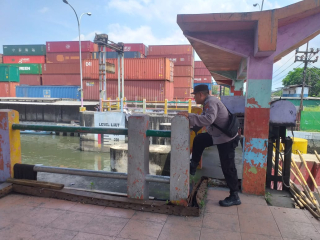 Patroli Pemantauan Pintu Air Balong II, Polsek Asemrowo Pastikan Situasi Aman