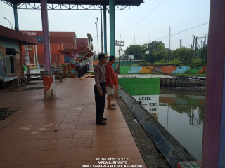 Polsek Asemrowo Pantau Kondisi Pintu Air Balong II, Debit Air Terkontrol Dan Normal