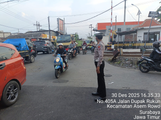 Pos Akhir di Perlintasan KA Tambak Mayor, Polsek Asemrowo Pastikan Arus Lalu Lintas Lancar