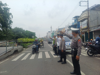 Personil Polsek Semampir Laksanakan Patroli Kamtibmas Di Kawasan Wisata Religi Sunan Ampel
