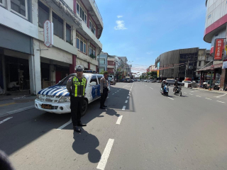 Polsek Pabean Cantikan Laksanakan Patroli Keamanan Dan Pengaturan Lalu Lintas Di Jalan Kembang Jepun