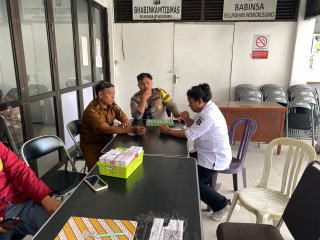 Bhabinkamtibmas Wonokusumo Sambang Warga Di Kantor Kelurahan Sampaikan Pesan Kamtibmas