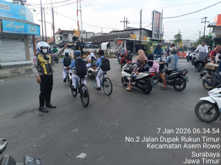 Personel Polsek Asemrowo Laksanakan Pelayanan Pagi Dan Pengamanan Lalu Lintas Di Perlintasan KA Jalan Tambak Mayor