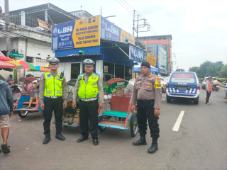 Patroli Kamtibmas di Pintu Masuk Makam Sunan Ampel, Personil Polsek Semampir Antisipasi Parkir Liar dan Kerawanan 3C
