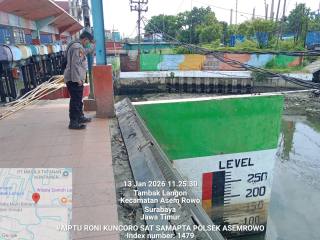 Patroli Pengecekan Debit Air Rumah Pompa Balong II oleh Personil Polsek Asemrowo untuk Antisipasi Potensi Banjir