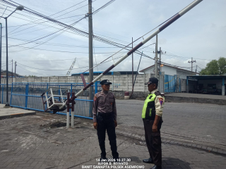 Patroli Kewilayahan Polsek Asemrowo di Pergudangan Kalianak, Sampaikan Himbauan Harkamtibmas Antisipasi 3 Cepu