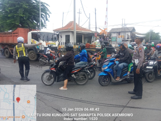 Personel Polsek Asemrowo Laksanakan Protap Pos Awal di Perlintasan Kereta Api Tambak Mayor Demi Kelancaran Arus Lalu Lintas