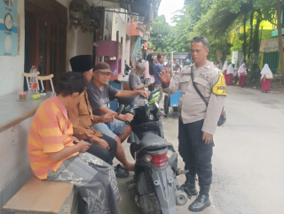 Sambang Warga oleh Bhabinkamtibmas Ujung Polsek Semampir untuk Memperkuat Kerukunan, Kepedulian Sosial, dan Keamanan Lingkungan