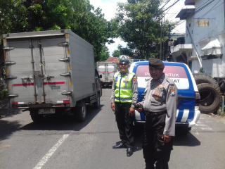Patroli Kamtibmas dan Pengaturan Lalu Lintas Polsek Pabean Cantikan di Jalan Karet untuk Antisipasi 3C