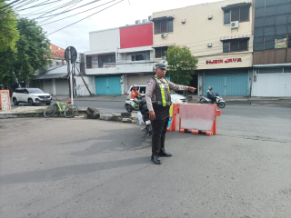 Pengaturan Lalu Lintas Pagi Polsek Pabean Cantikan di Jalan Bunguran Cegah Pelanggaran dan Antisipasi 3C