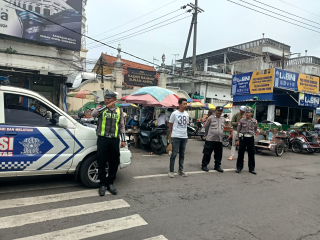 Patroli Kamtibmas Polsek Semampir Amankan Aktivitas Peziarah di Kawasan Wisata Religi Sunan Ampel