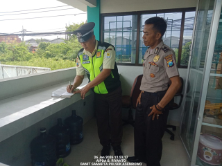 Patroli Dialogis di Objek Vital Gudang PLN Tambak Langon, Personel Polsek Asemrowo Perkuat Kamtibmas