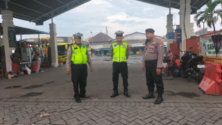 Personel Polsek Semampir Intensifkan Patroli Kamtibmas di Terminal Wisata Religi Ampel