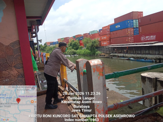 Personel Polsek Asemrowo Pantau Debit Air Pintu Air Balong II Antisipasi Banjir