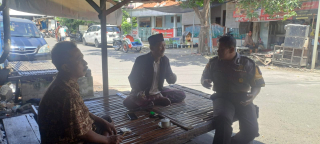 Bhabinkamtibmas Krembangan Utara Sambang Tokoh Masyarakat di Jalan Pesapen Kali