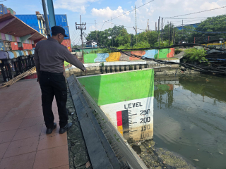 Patroli Pemantauan Pintu Air Balong II, Personel Polsek Asemrowo Pastikan Kondisi Debit Air Masih dalam Batas Normal