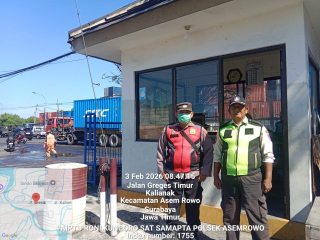 Patroli Dialogis Polsek Asemrowo di Jalan Kalianak, Petugas Keamanan Diberi Imbauan Waspada Antisipasi Kerawanan 3C