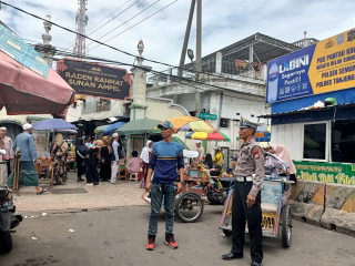 Patroli Harkamtibmas Polsek Semampir Antisipasi Parkir Liar dan Gangguan Keamanan di Pintu Masuk Makam Religi Sunan Ampel