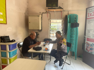 Sambang Bhabinkamtibmas Asemrowo Perkuat Sinergi dengan Warga dalam Menjaga Kamtibmas Lingkungan