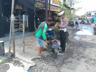 Anggota Lalu Lintas Polsek Asemrowo Gelar Operasi Keselamatan Semeru 2026 di Jalan Tambak Mayor, Fokus Teguran Pelanggaran Kasat Mata