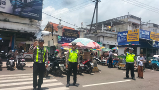 Patroli Kamtibmas Polsek Semampir Antisipasi Parkir Liar dan Kerawanan 3C di Pintu Masuk Makam Religi Sunan Ampel