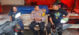 Bhabinkamtibmas Krembangan Utara Laksanakan Cangkrukan Bersama Warga di Jalan Kebalen Timur, Perkuat Sinergi Jaga Kamtibmas