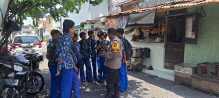 Bhabinkamtibmas Krembangan Utara Berikan Himbauan Pelajar dan Warga di Jalan Pesapen Jetis Cegah Tawuran dan Balap Liar