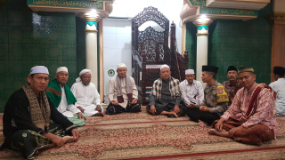 Bhabinkamtibmas Polsek Asemrowo Laksanakan Jumat Darling di Masjid Al Jihat Sambut Bulan Puasa