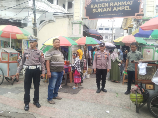 Patroli Harkamtibmas di Pintu Masuk Wisata Religi Ampel, Personel Polsek Semampir Antisipasi Parkir Liar dan Kerawanan 3C