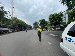 Anggota Satlantas Polsek Pabean Cantikan Laksanakan Commander Wish di Jalan Stasiun Kota untuk Jaga Kelancaran Arus Lalu Lintas