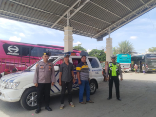 Patroli Harkamtibmas Polsek Semampir di Terminal Wisata Religi Ampel Antisipasi Parkir Liar dan Gangguan Keamanan