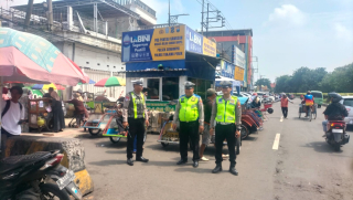 Personel Polsek Semampir Patroli di Pintu Masuk Makam Sunan Ampel Antisipasi Kerawanan Kamtibmas