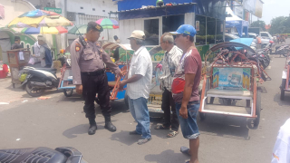 Patroli Dialogis Polsek Semampir Berikan Edukasi Pengendara Bentor di Kawasan Religi Ampel