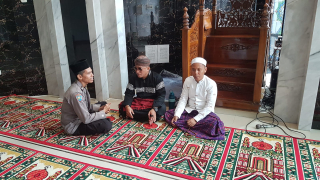 Bhabinkamtibmas Polsek Asemrowo Laksanakan Jum’at Darling di Masjid Al Hikmah Tambak Pring Barat