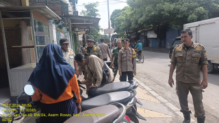 Pendampingan Penertiban PKL, Bhabinkamtibmas Asemrowo Dan Tambak Sarioso Jaga Ketertiban Jalan Tanjungsari