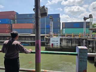 Polsek Asemrowo Pantau Pintu Air Balong II Antisipasi Kenaikan Debit Air