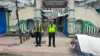 Polsek Semampir Melaksanakan Patroli Harkamtibmas Di Kawasan Makam Sunan Ampel