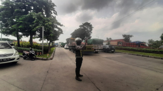 Polsek Asemrowo Lakukan Pengaturan Lalu Lintas Di Turunan Tol Dupak–Demak