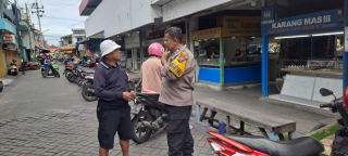 Bhabinkamtibmas Krembangan Utara Sambang Tukang Parkir di Pasar Babaan